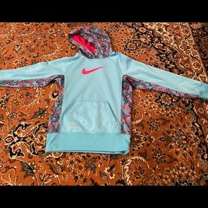 Girls Nike hoodie therma fit